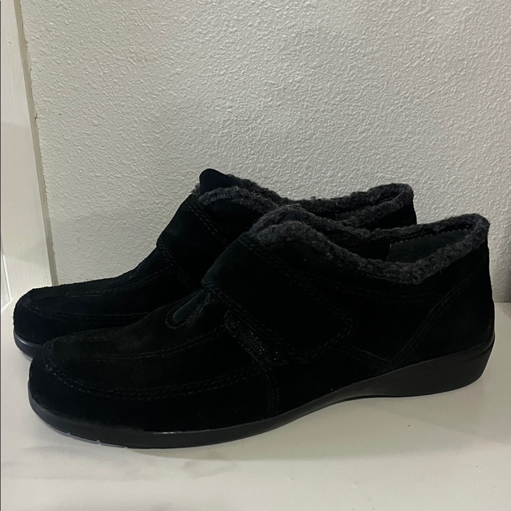 Women’s Easy Spirit  Black Suede Shoes with Faux Fur Lining